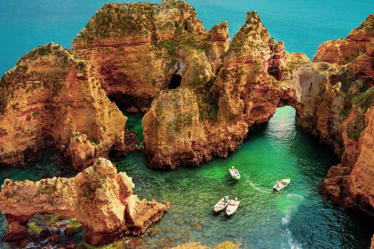 Falésias e arcos naturais do Algarve vistos do mar, Portugal