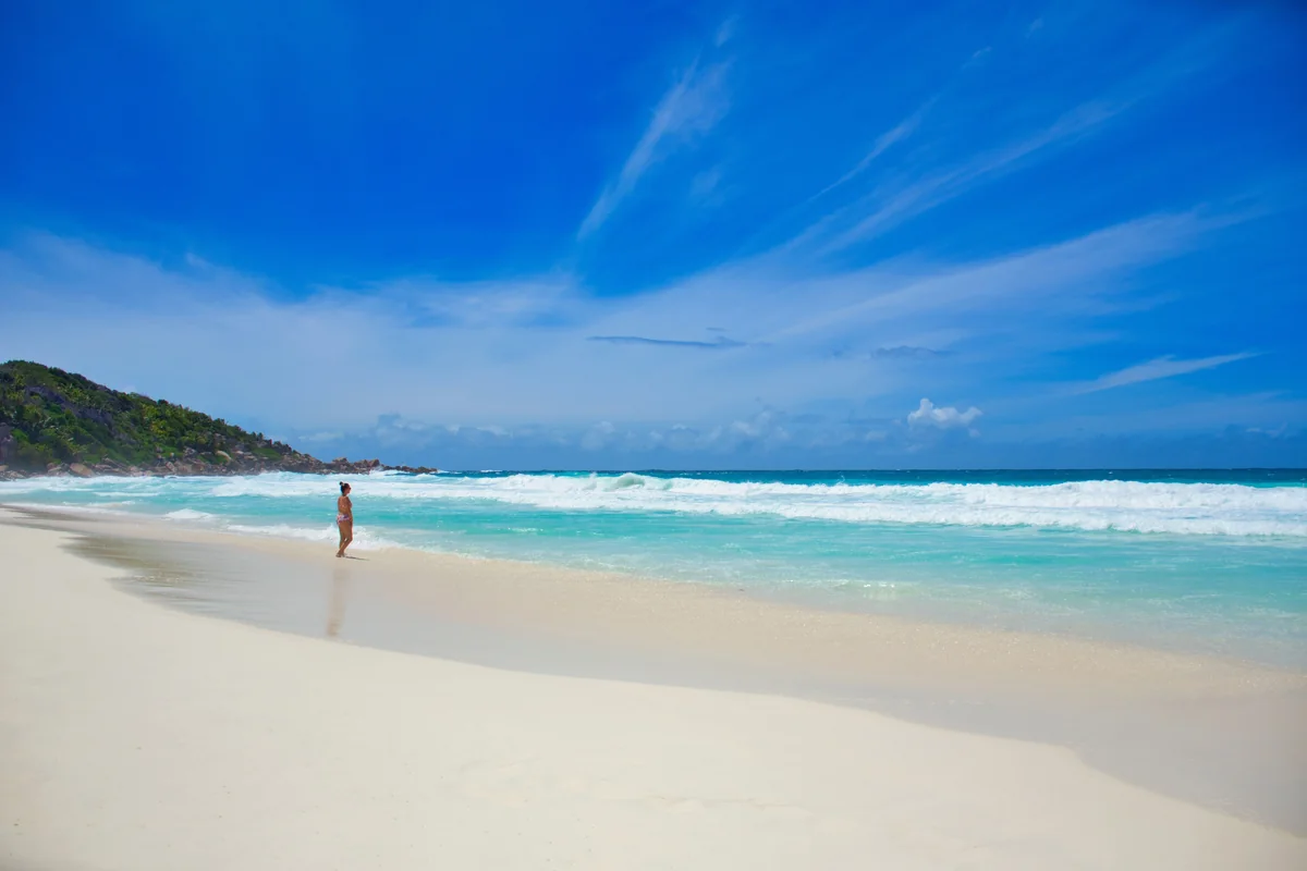 Praia de areia branca e água turquesa em Arraial do Cabo, RJ