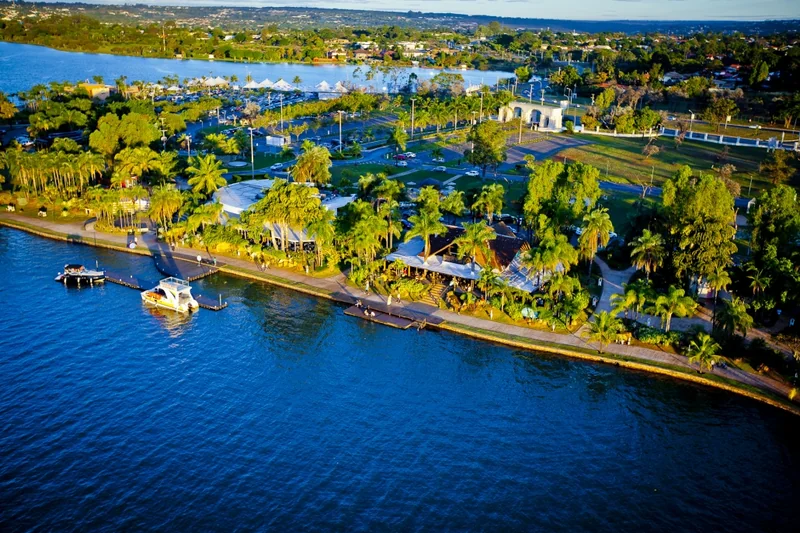 Pontão do Lago Sul com barcos atracados e restaurantes