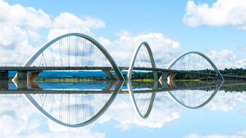 Ponte JK com reflexo perfeito no Lago Paranoá