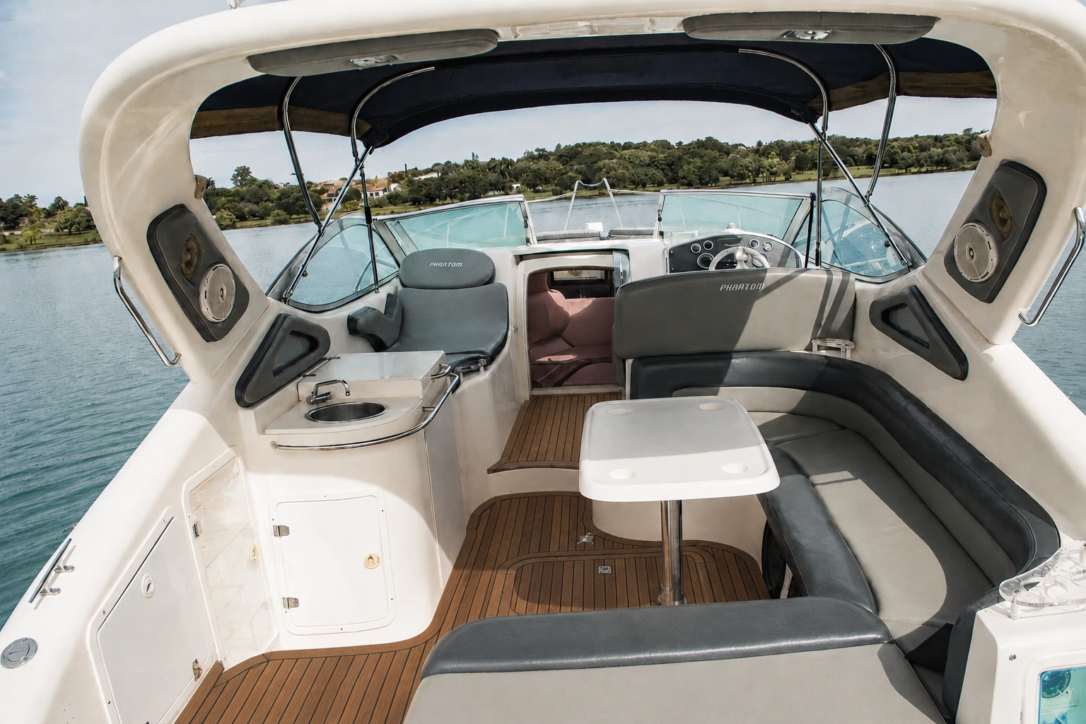Cockpit interno da Lancha Nautilus