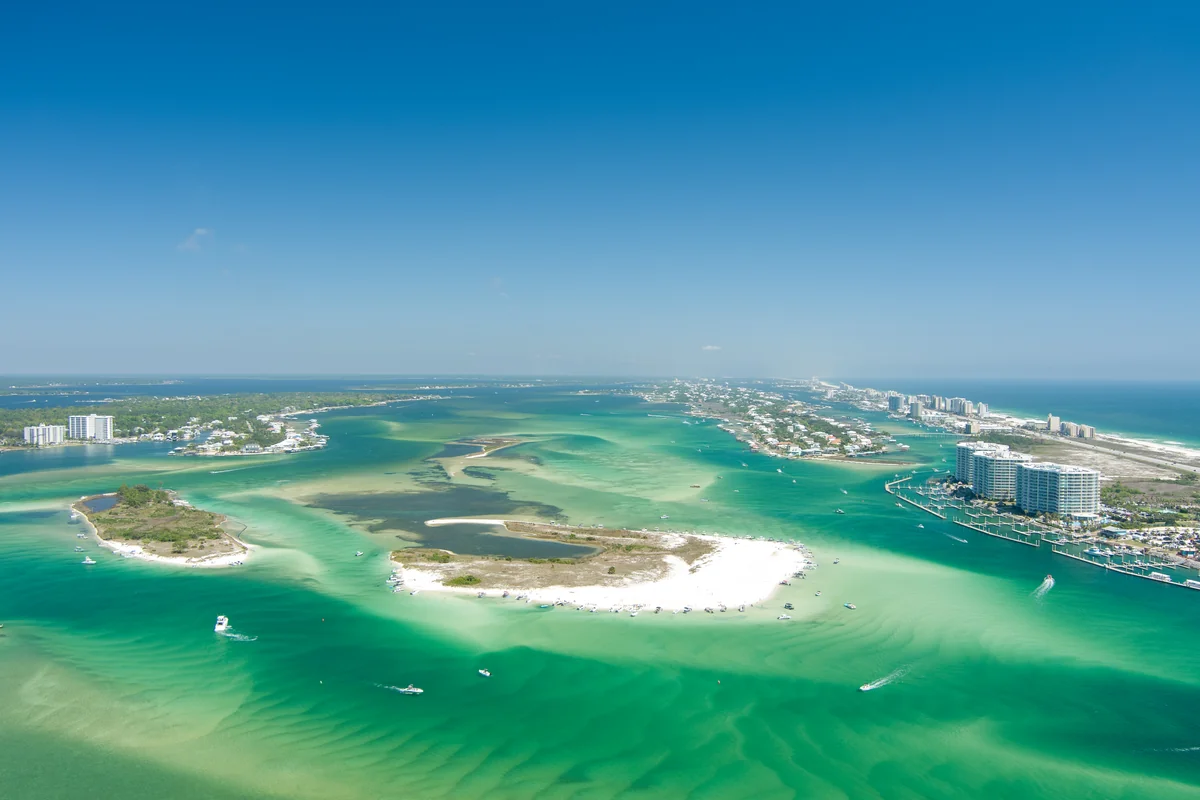 Vista aérea de Biscayne Bay ao pôr do sol com embarcações e Miami ao fundo