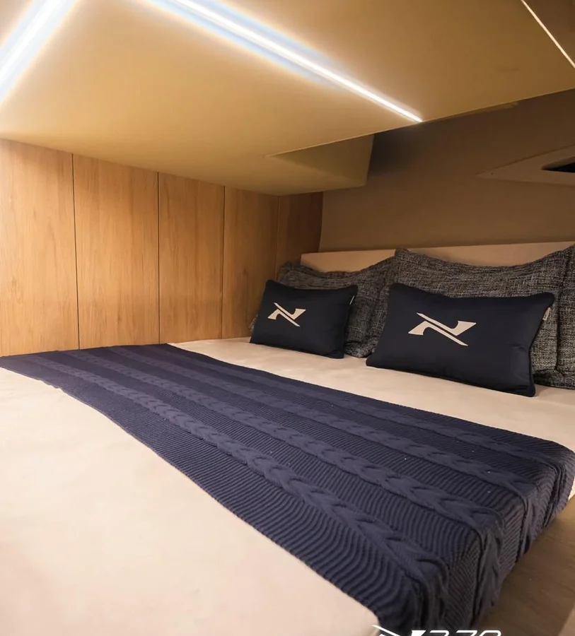 Cabine da NX370 com cama de casal e almofadas NX