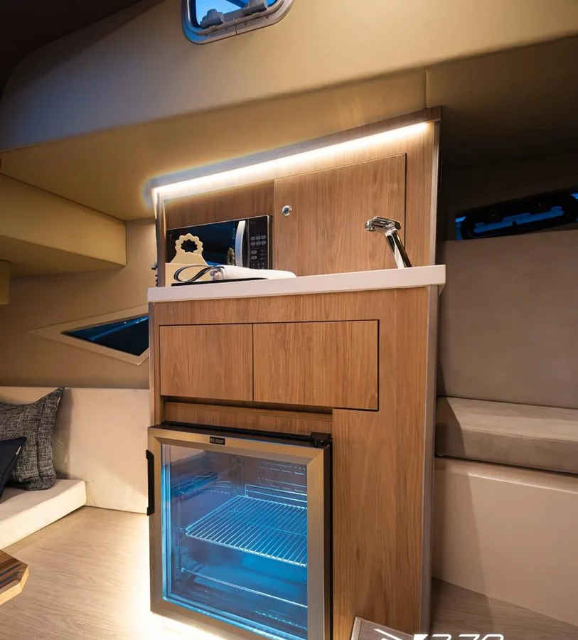 Cozinha da NX370 com geladeira e micro-ondas